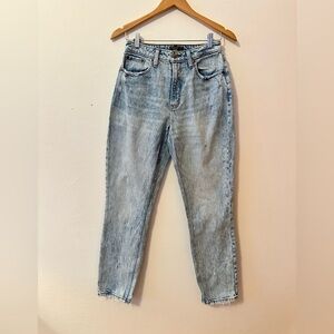 Abercrombie & Fitch Women’s High Rise Mom Jean Curve Love Size 27/4L Light Wash